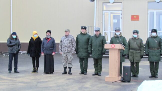 Настоятель собора принял участие в митинге войсковой части в Орске.