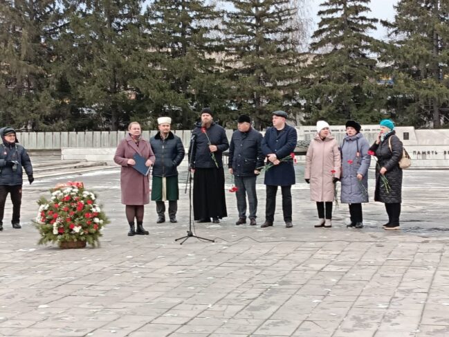 Клирик собора почтил память воинов у Вечного огня.