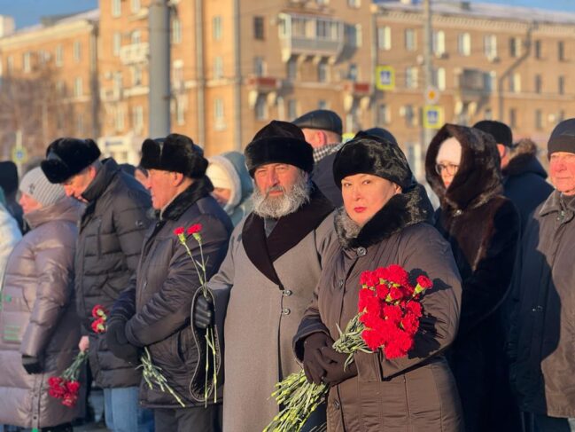 Настоятель собора принял участие в возложении цветов в Сквере Славы.