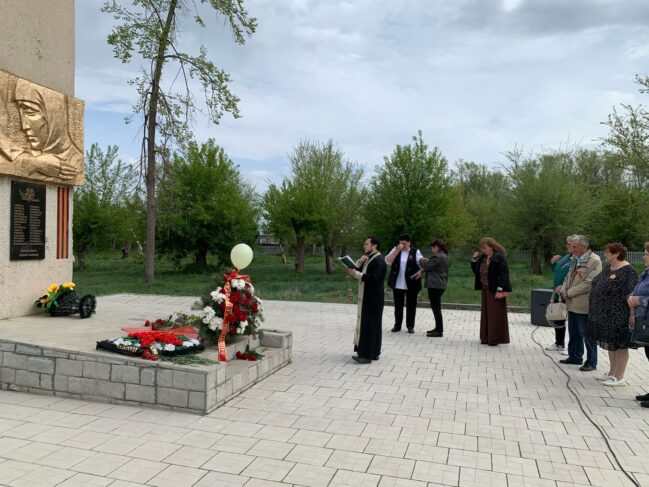 Клирик собора отслужил Литию на митинге в поселке Ударник.