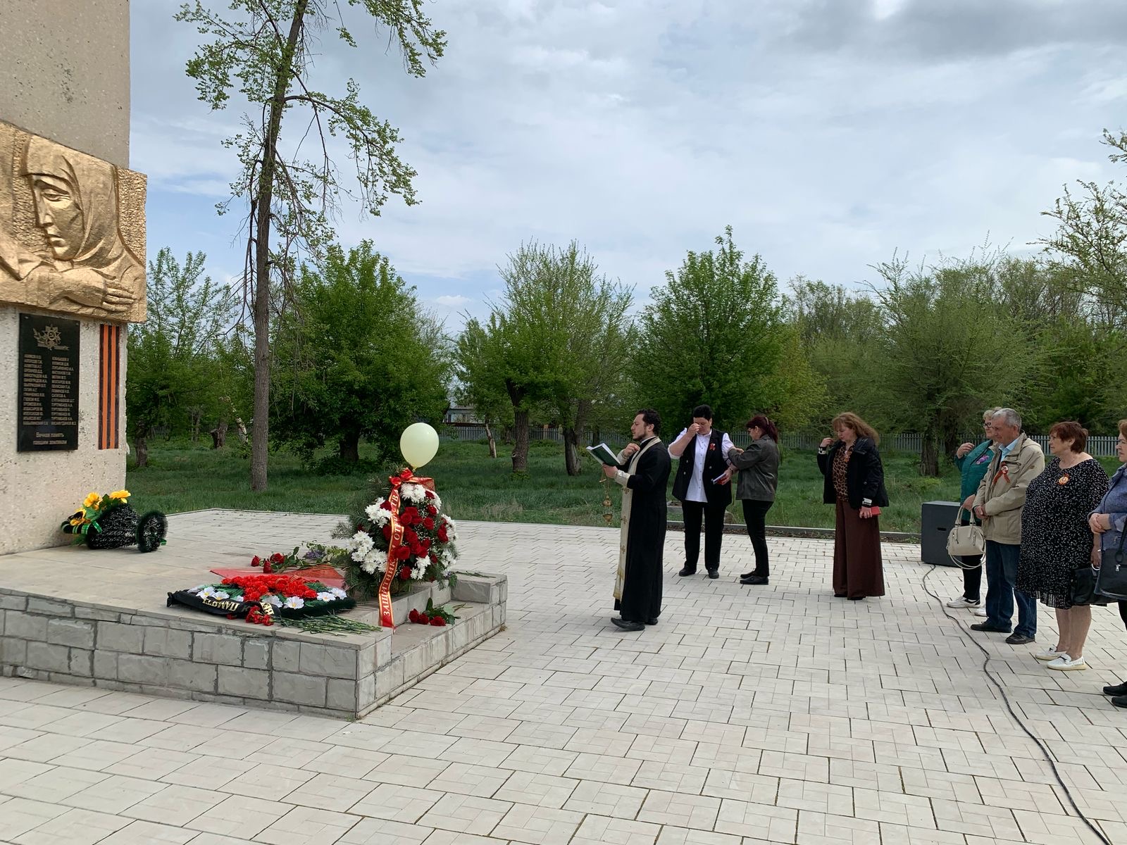 Клирик собора отслужил Литию на митинге в поселке Ударник.