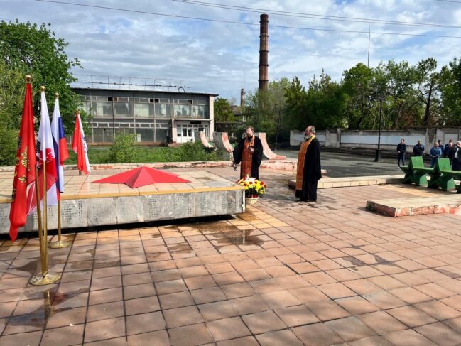 Настоятель собора совершил литию по всем погибшим в годы ВОВ у монумента Славы Никелевого комбината.