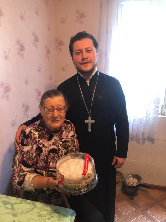 Клирик храма поздравил с Днём Победы Ветеранов ВОВ в поселке Ударник.