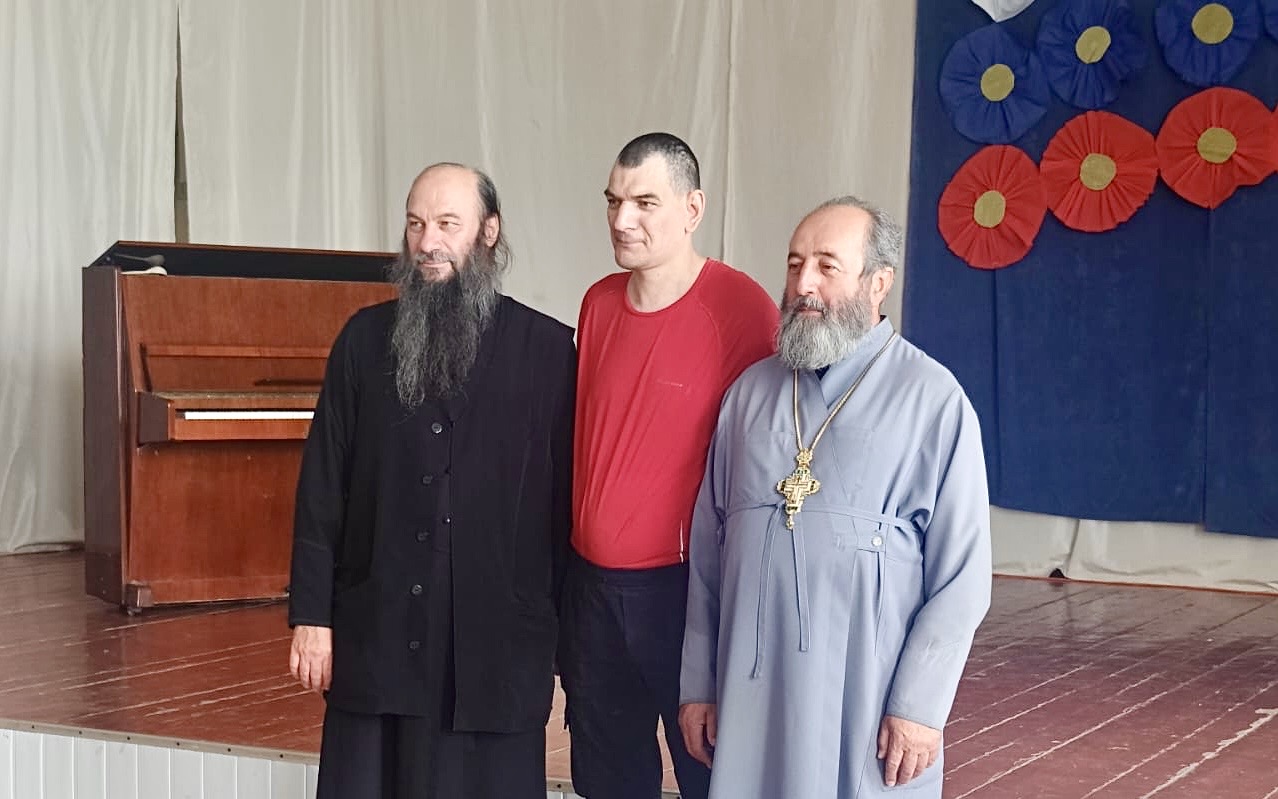 Владыка Ириней и настоятель посетили Дом Престарелых.