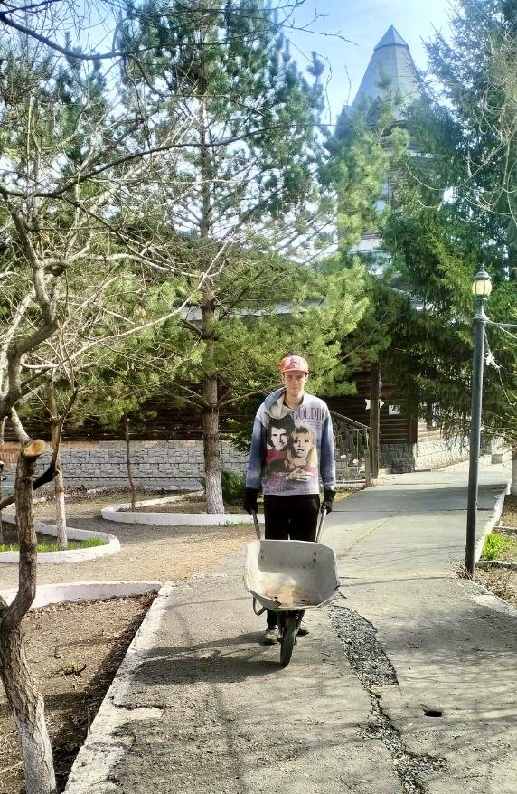 Уборка храма к Пасхе.