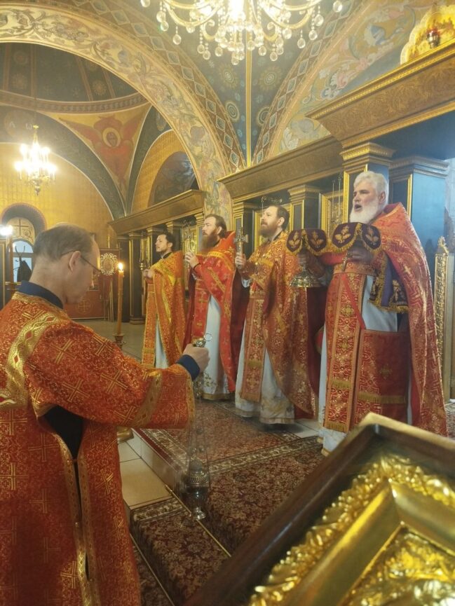 Божественная Литургия в День Победы.